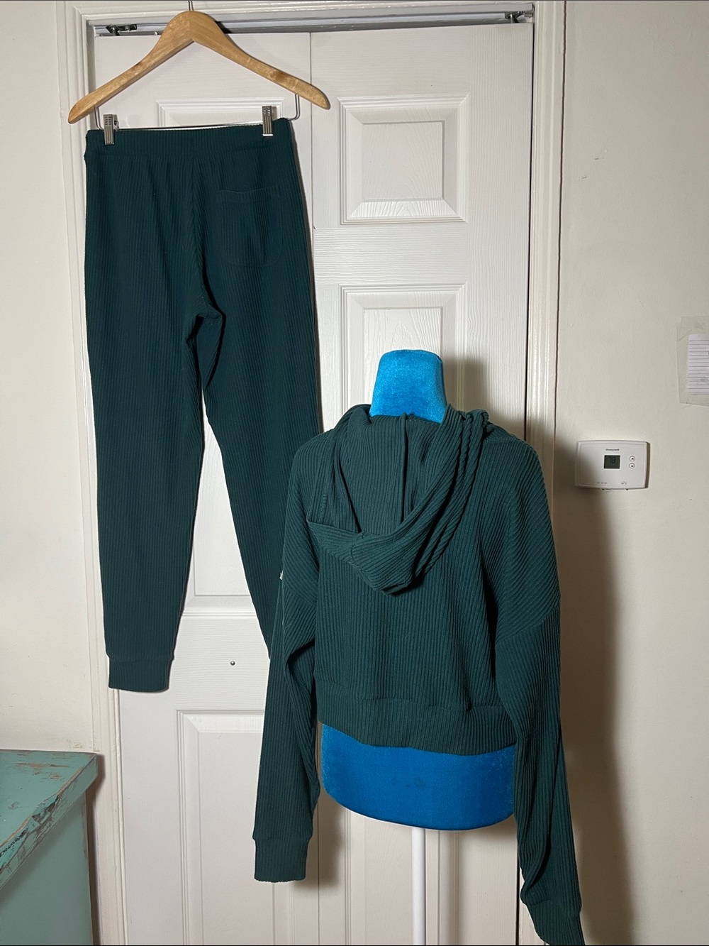 Alo Yoga Muse 2 Piece Cropped Hoodie and Jogger Set Small - Picture 4 of 8